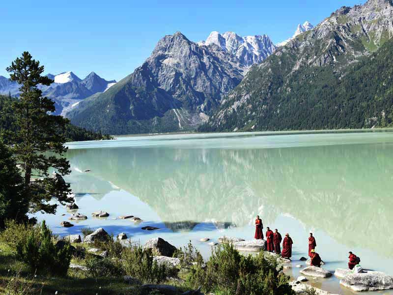 praying-monks